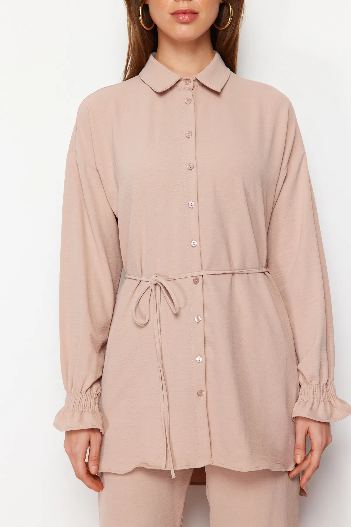 Trendyol Modest  Beiges gewebtes Aerobin-Hemd-Hosen-Set mit Gürtel TCTSS23US00018