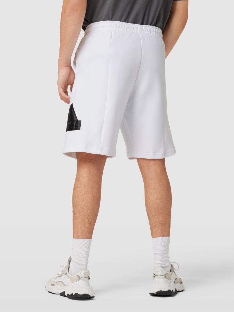 Shorts mit elastischem Bund in weiß