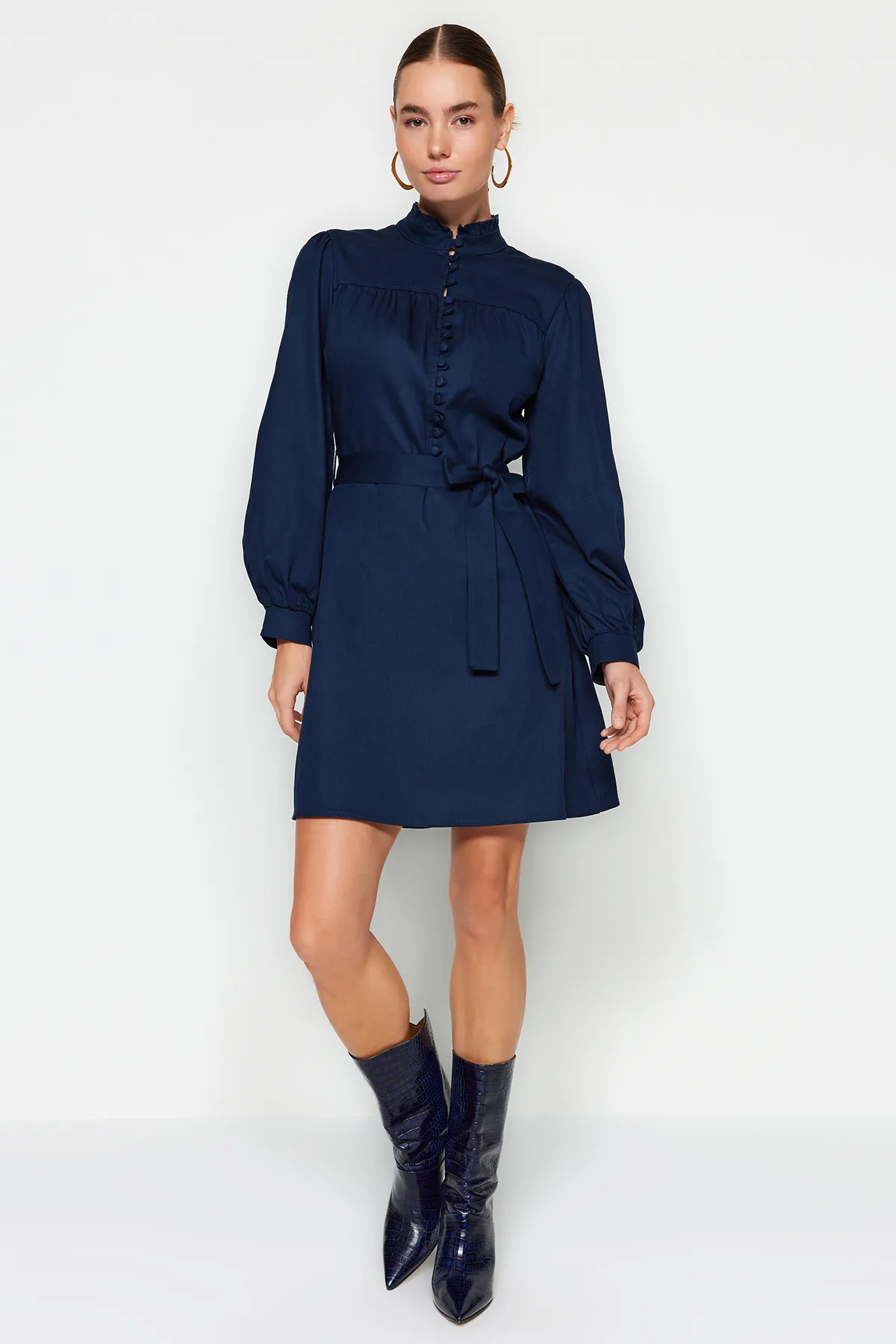 Trendyol Collection  Marineblaues Webkleid mit hohem Kragen TWOAW22EL1346
