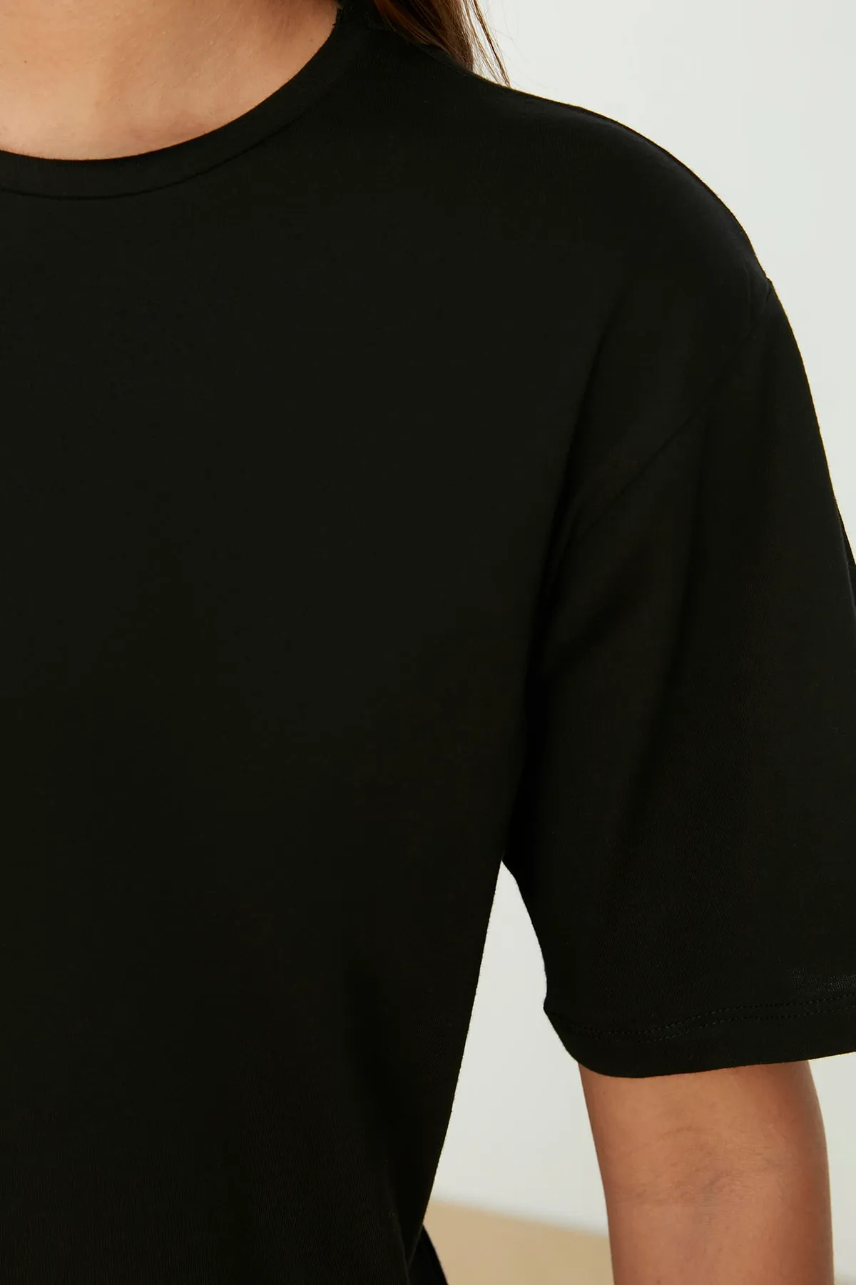 Trendyol Collection  Schwarzes, übergroßes/weites Strick-T-Shirt mit Rundhalsausschnitt aus 100 % Baumwolle TWOSS20TS0134