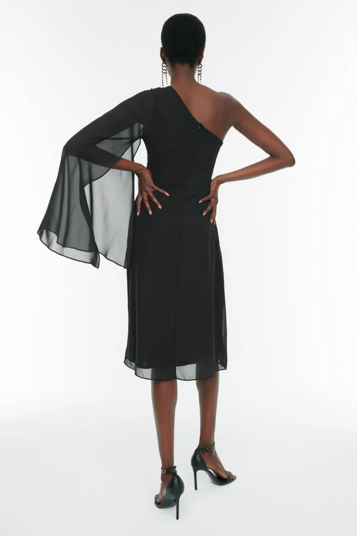 Trendyol Collection  Elegantes Abendkleid aus schwarzem, gefüttertem Chiffon mit Fenster-/Ausschnittdetail TPRSS22EL1721