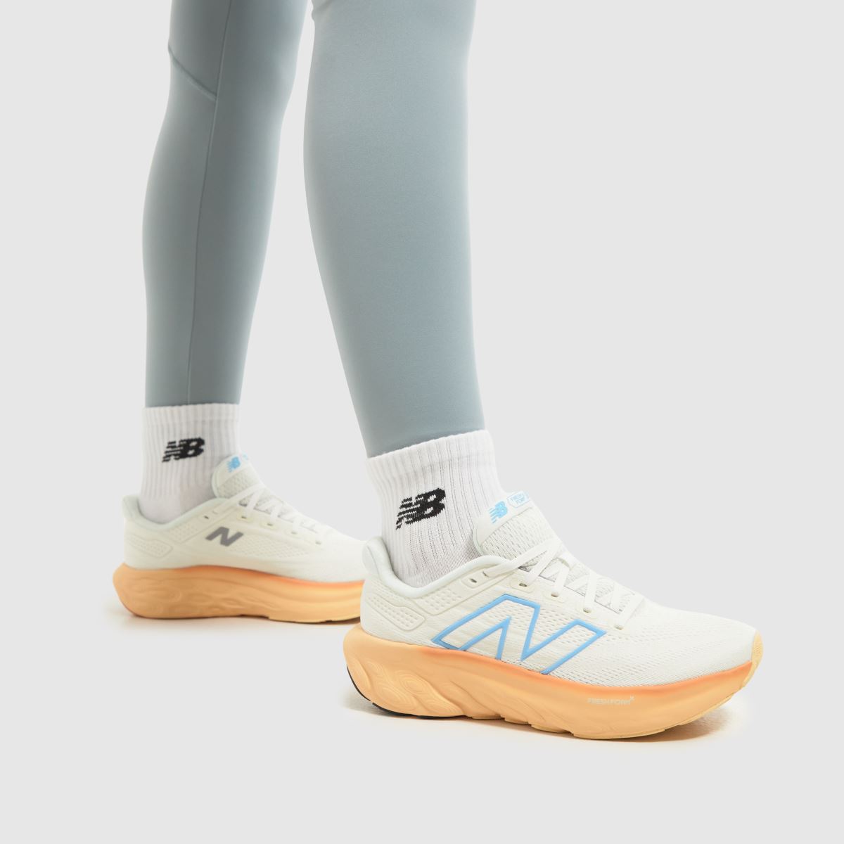 New Balance Fresh Foam X 1080 V13 cipők fehér és narancssárga színben