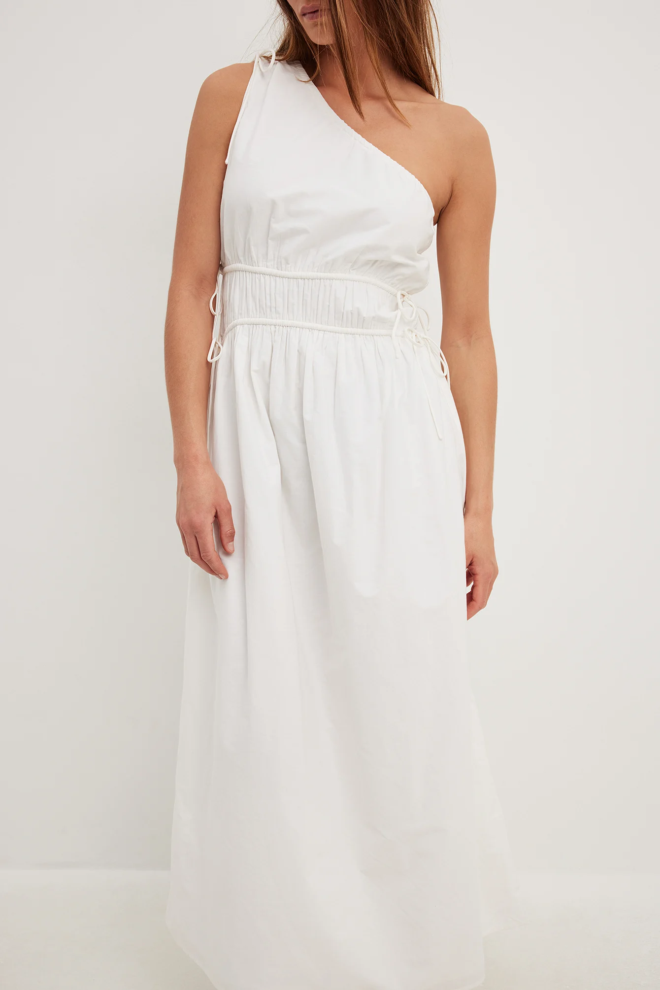 Einseitig schulterfreies Kleid mit Bindedetail