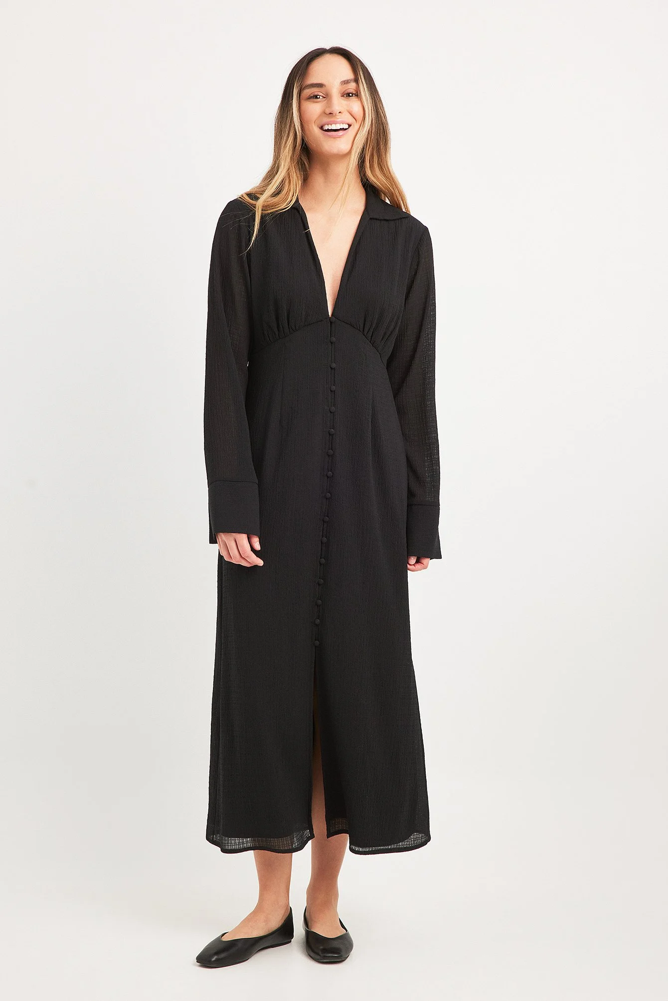 Midikleid mit V-Ausschnitt und Knopfleiste