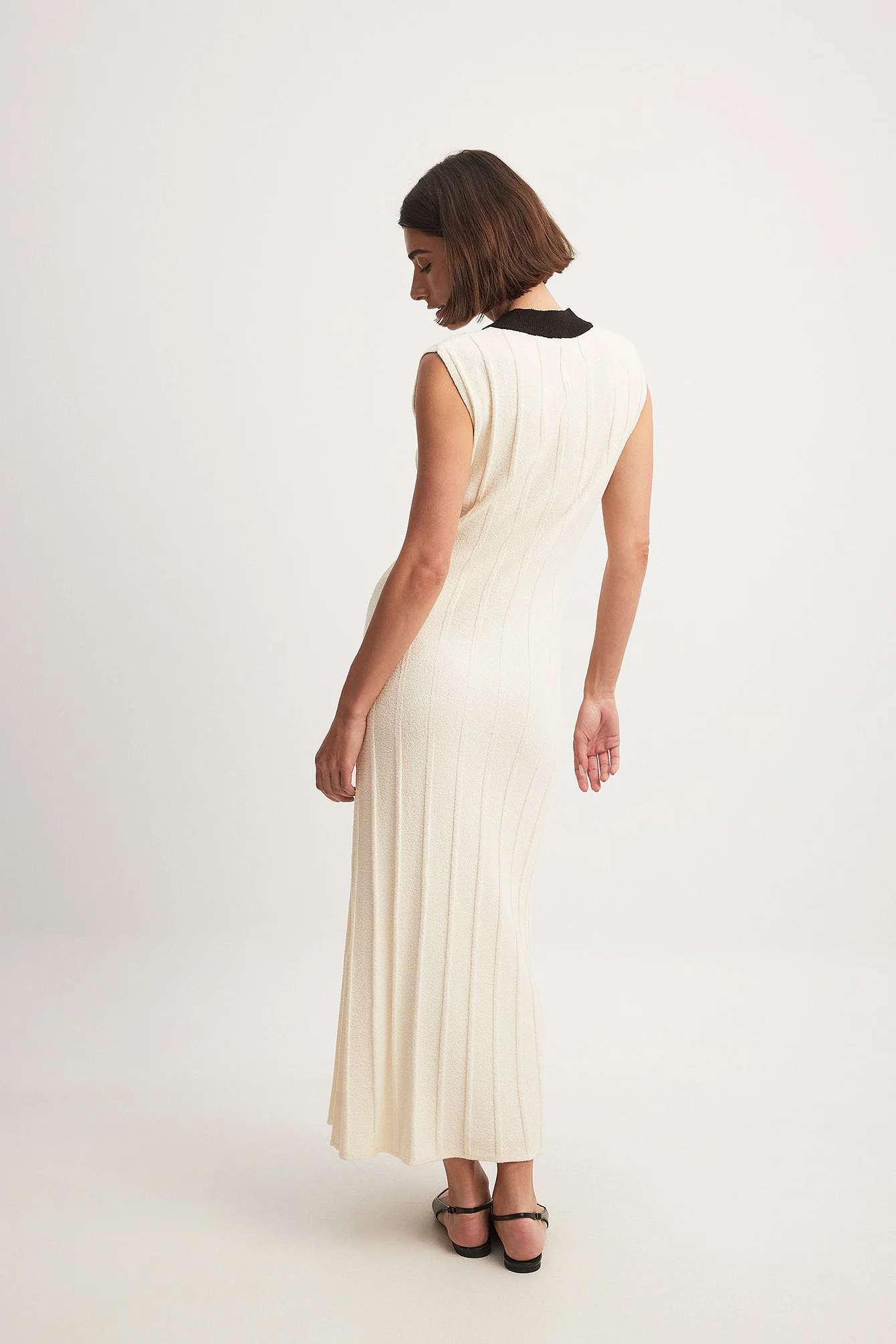 Geripptes Strick-Midikleid mit V-Ausschnitt