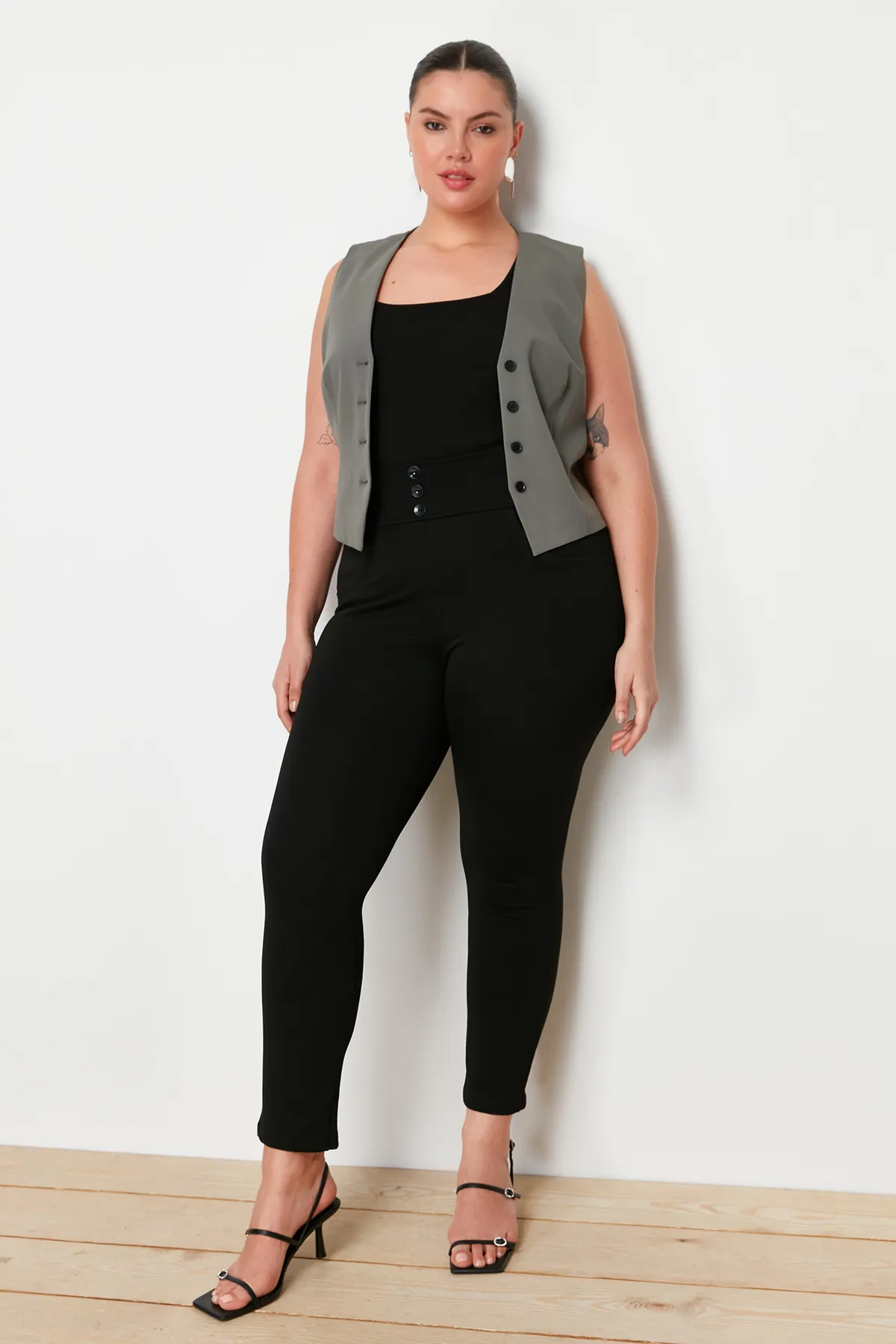 Trendyol Curve  Schwarze Skinny-Strickhose mit elastischem Bund TBBAW23AR00023