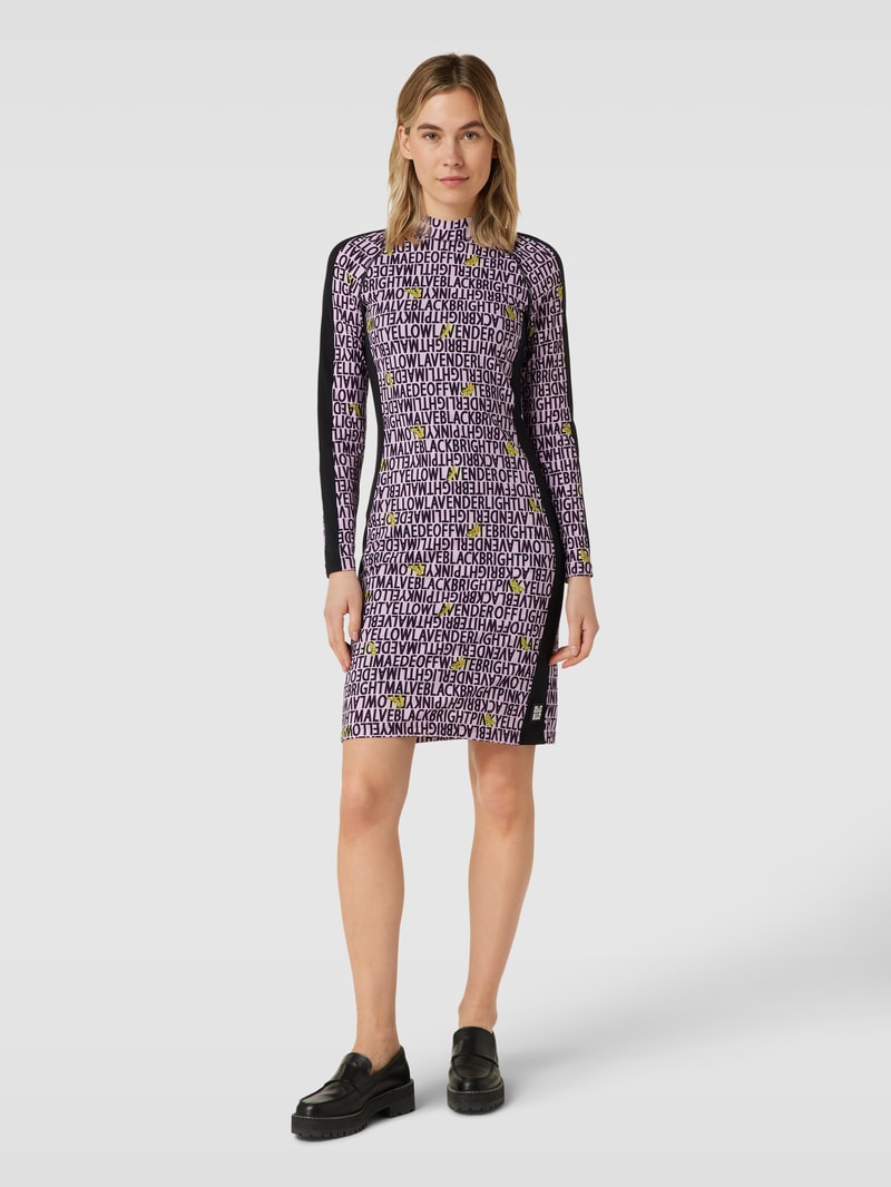 Knielanges Kleid mit Allover-Statement-Print in flieder