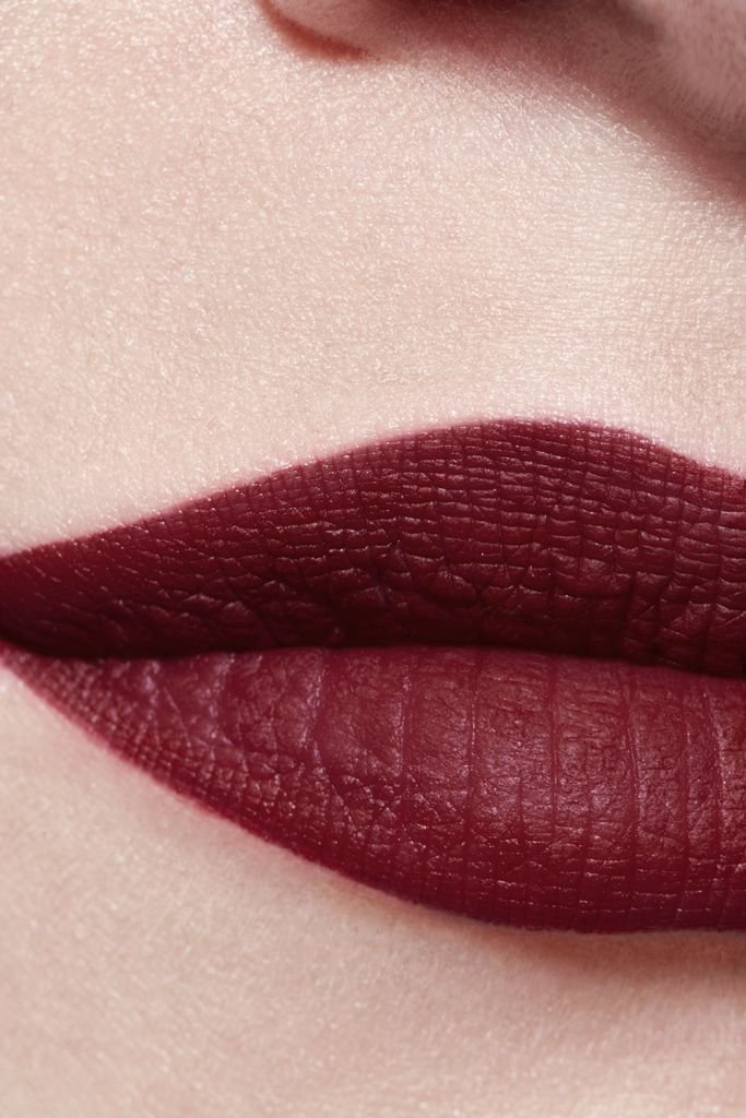 CHANEL ROUGE ALLURE VELVET MATTIERENDER LIPPENSTIFT MIT HOHER FARBINTENSITÄT
