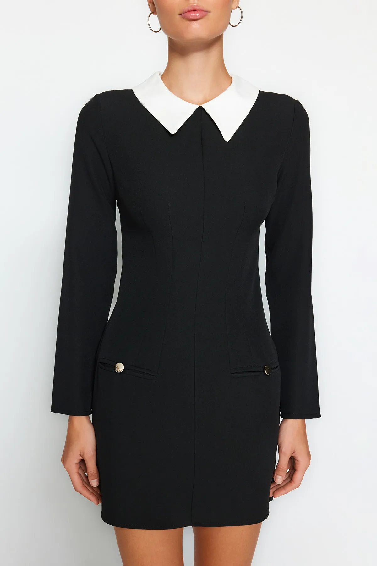 Trendyol Collection  Schwarzes, gewebtes Kleid mit Kragen und detailliertem Kragen TWOAW24EL00298