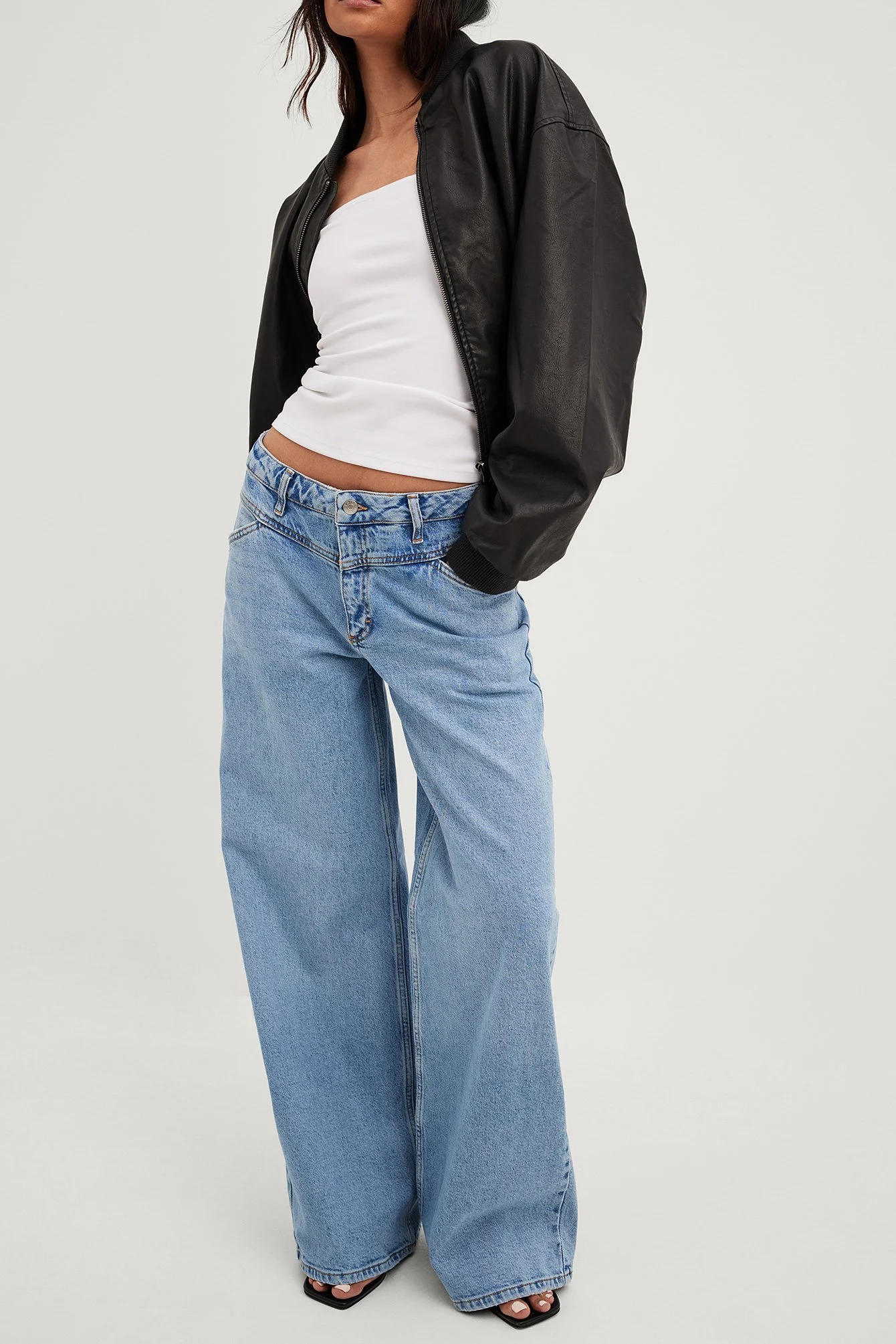 Weite Jeans mit niedriger Taille und Nahtdetails