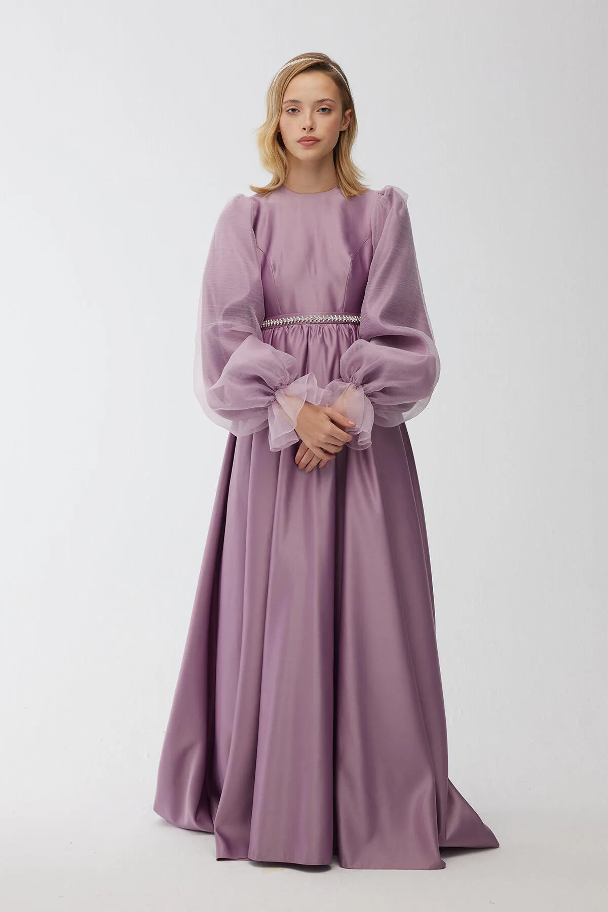 Manuka  Abendkleid aus Satin mit Stoned-Gürtel Lavendel