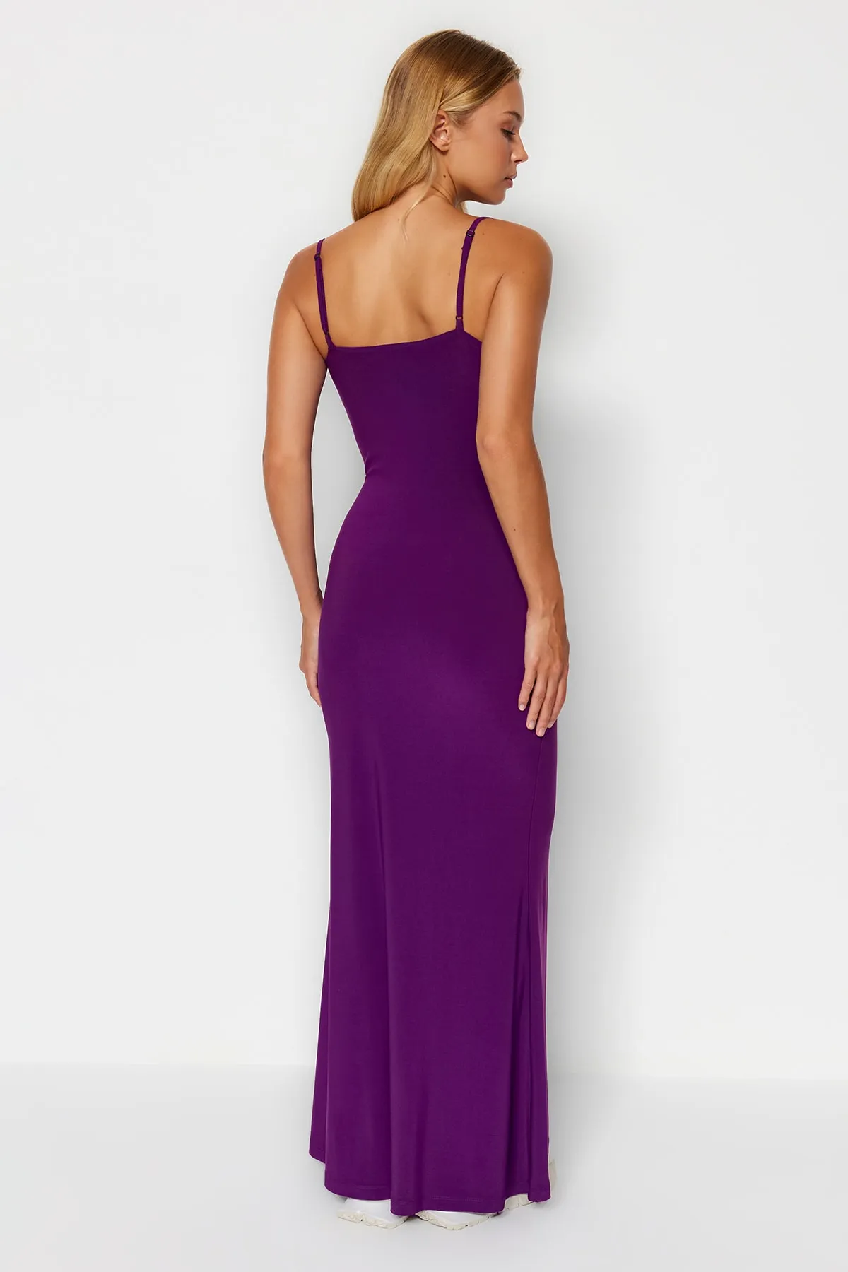 Trendyol Collection  Lilafarbenes, tailliertes Maxi-Bleistiftkleid aus flexiblem Strick mit Trägern TWOSS23EL02435