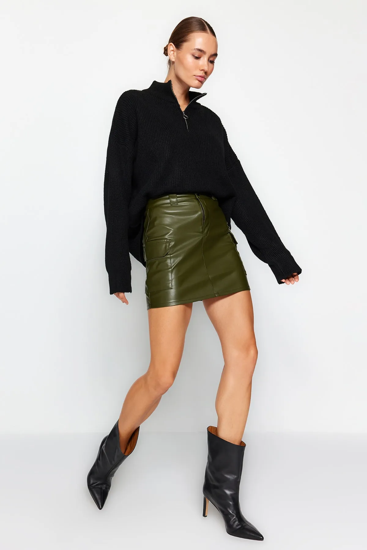 Trendyol Collection  Khakifarbener, figurbetonter Mini-Strickrock aus Kunstleder mit hoher Taille und Cargo-Taschen TWOAW24ET00148