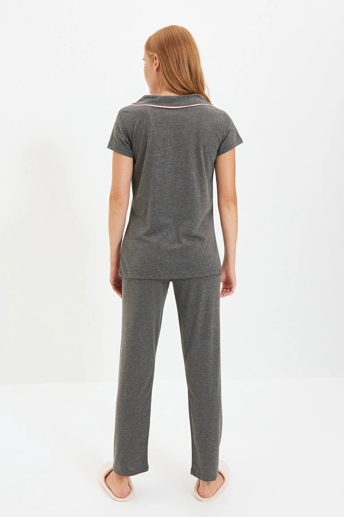 Trendyol Collection  Anthrazitfarbenes, mit Baumwollpaspeln versehenes, gestricktes Pyjama-Set aus Hemd und Hose THMAW22PT1036