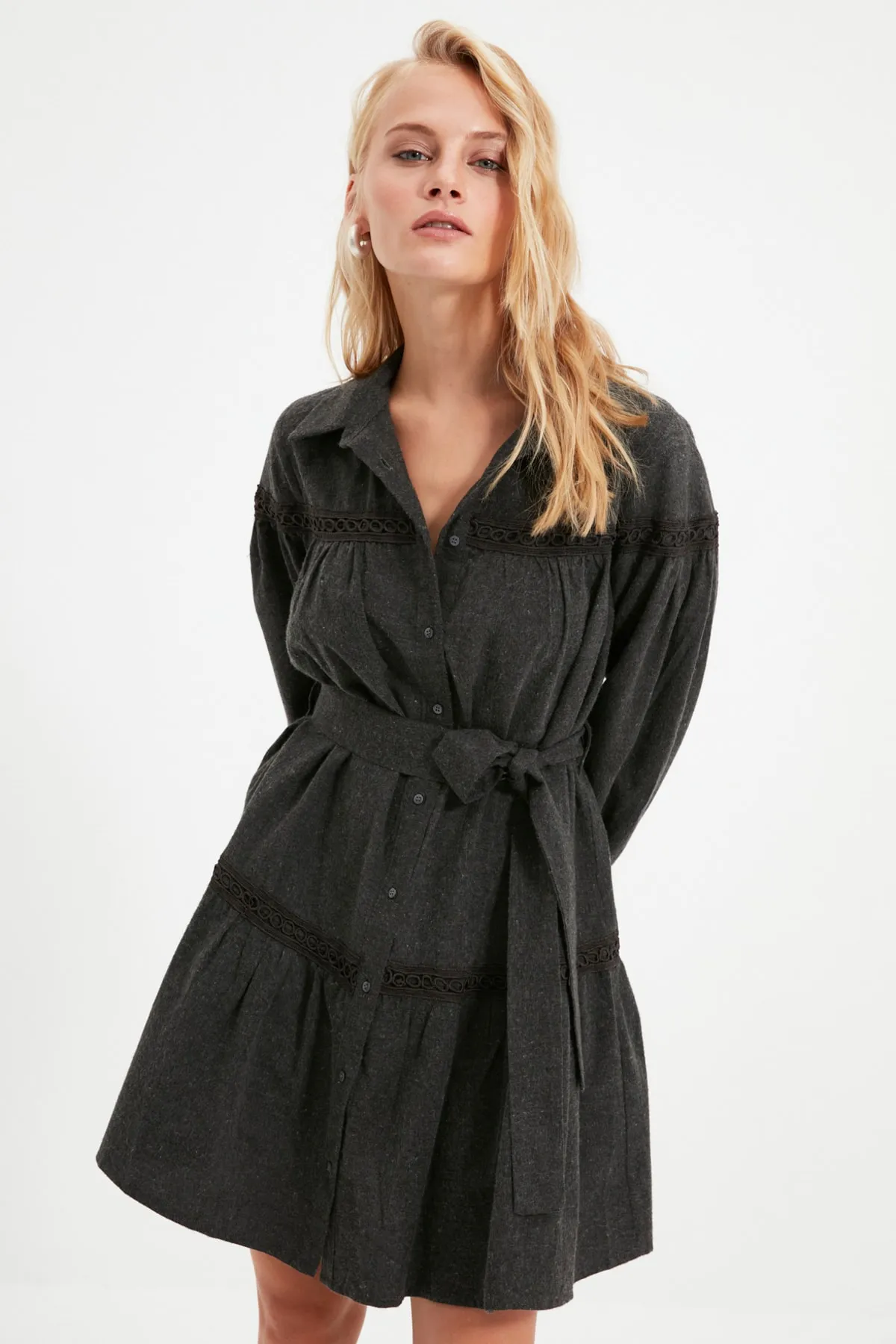 Trendyol Collection  Anthrazitfarbenes, gewebtes Mini-Hemdkleid mit Gürtel TWOAW21EL1964