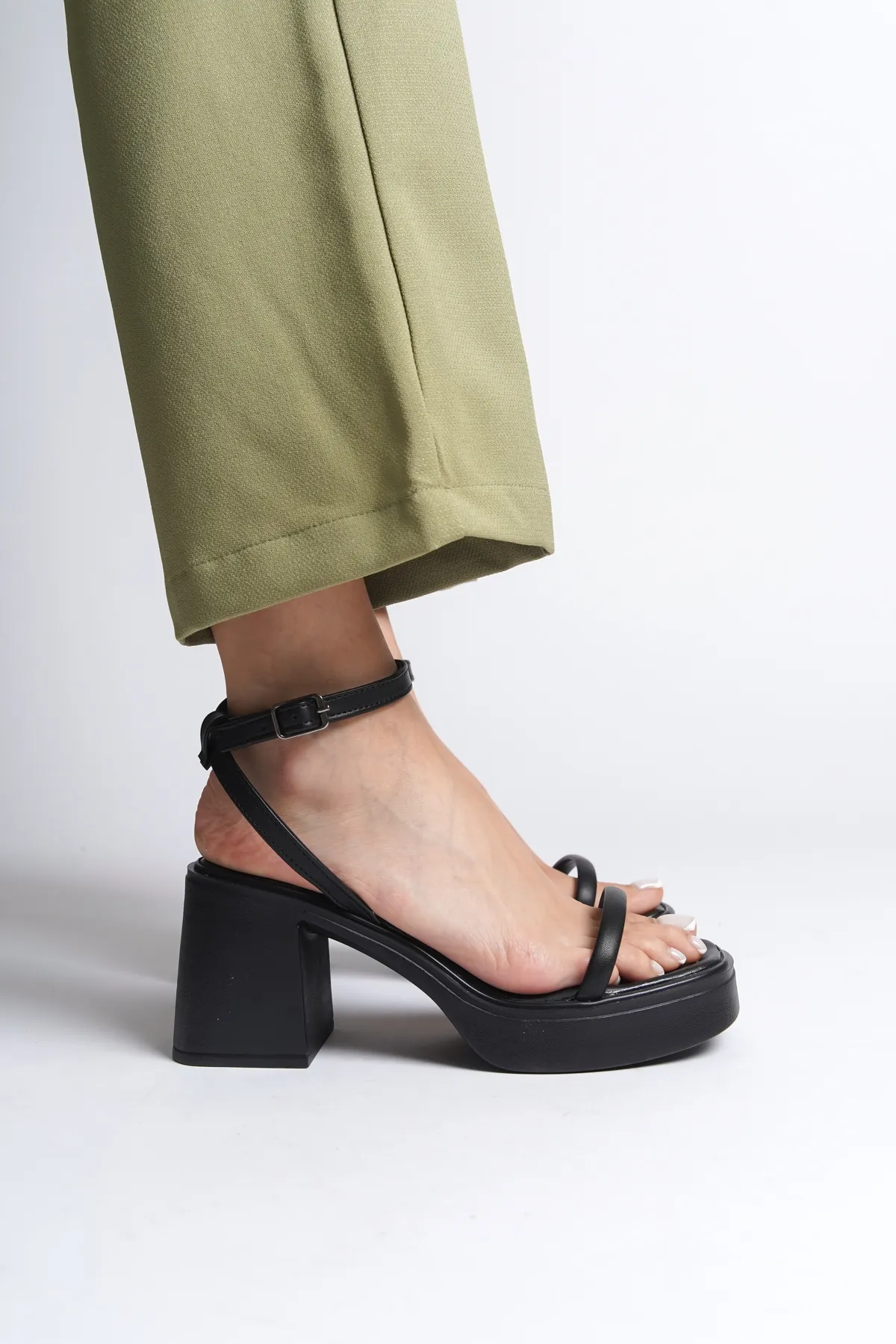 Capone Outfitters  Sandalette - Schwarz - Plateau Absatz
