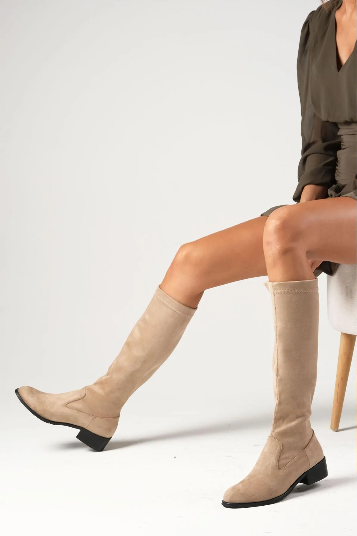 Mio Gusto  Brooklyn Beigefarbene Damen-Stretchstiefel aus Wildleder unterhalb des Knies