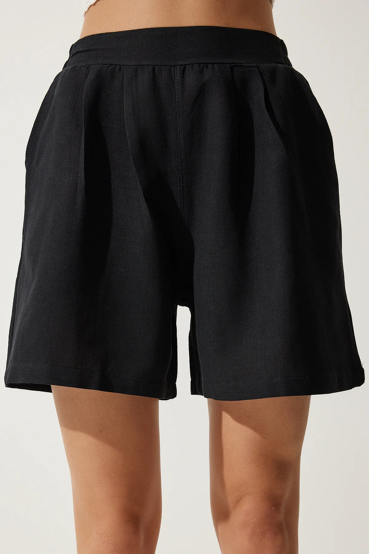 Happiness İstanbul  Schwarze Leinenshorts mit Tasche für Damen MC00276