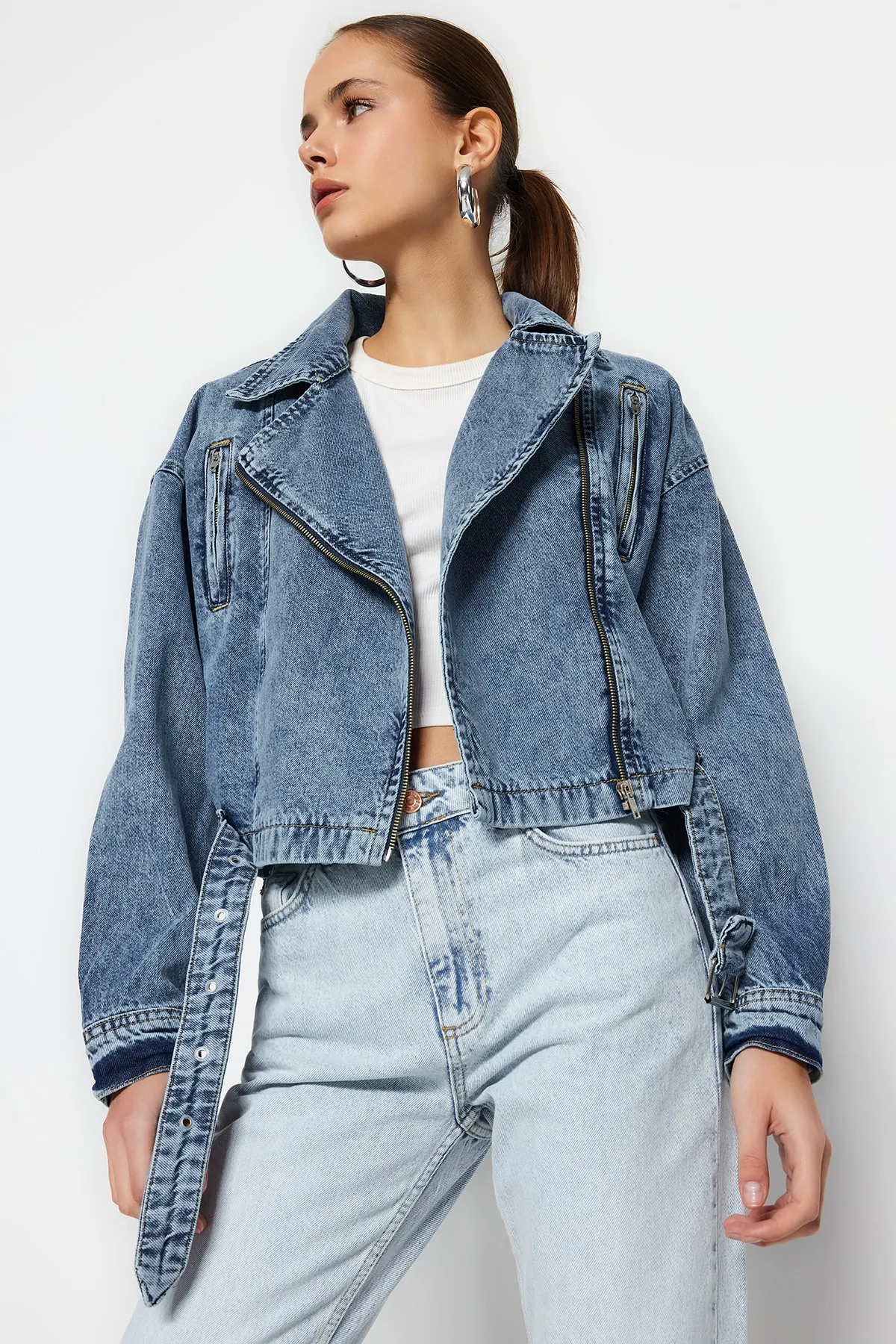 Trendyol Collection  Blaue Biker-Jeansjacke mit Reißverschlussdetail TWOSS23CE00050