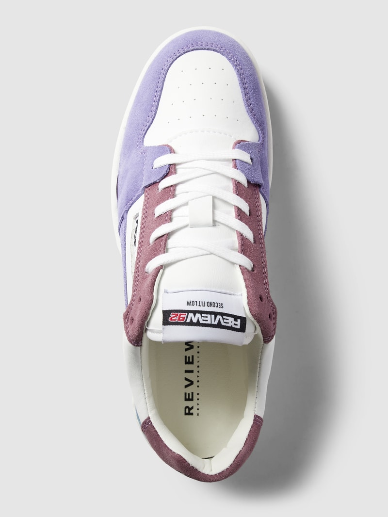 Sneaker mit Label-Details in violett