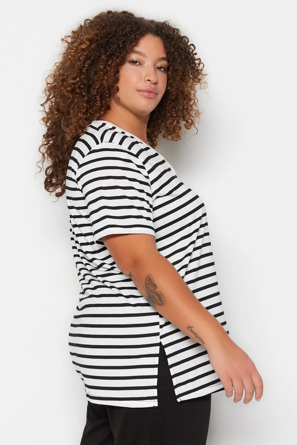 Trendyol Curve  Schwarz-weiß gestreiftes Strick-T-Shirt mit V-Ausschnitt TBBSS23BF00016