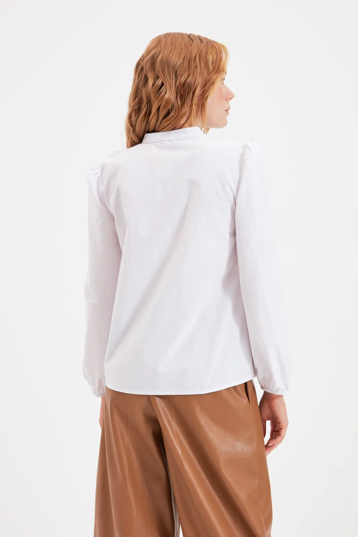 Trendyol Collection  Weißes Spitzenhemd aus Baumwolle - Regular Fit TWOSS20GO0044