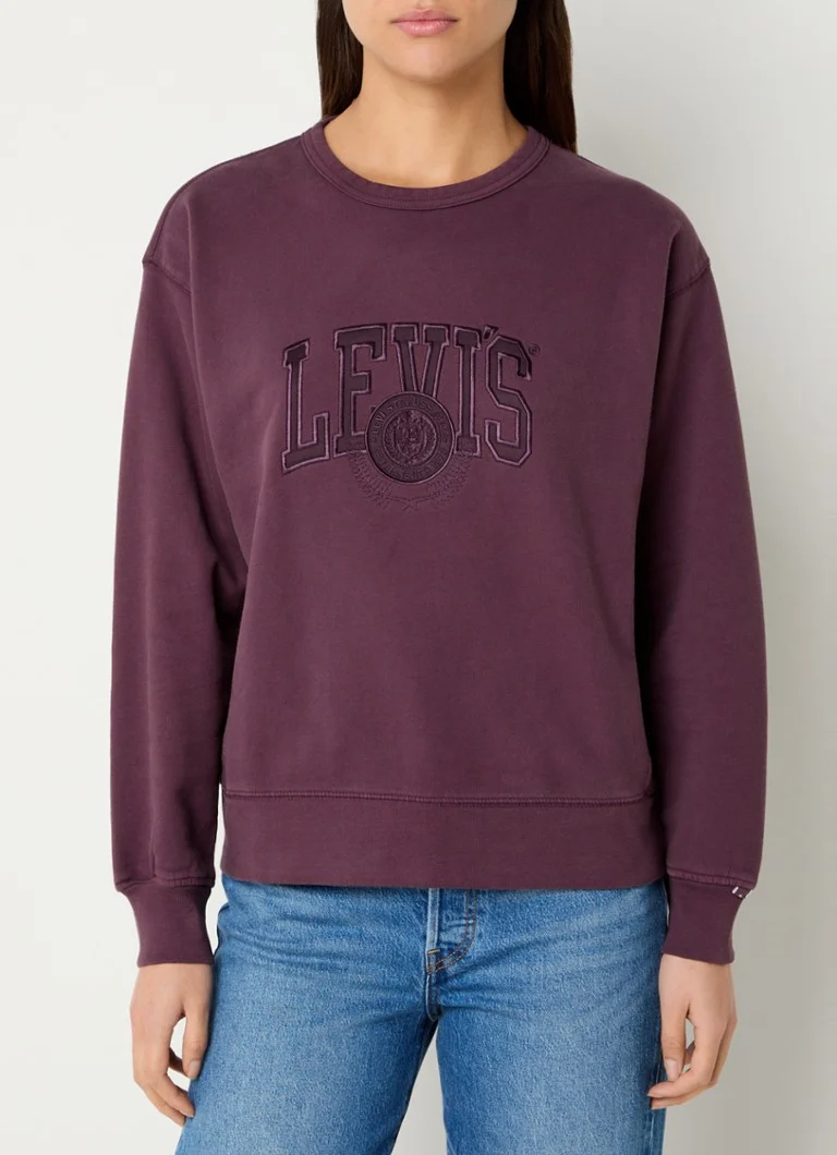 Levi's-neulepusero, jossa on logobrodeeraus