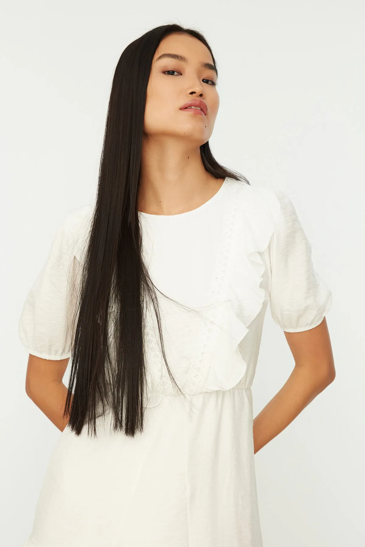 Trendyol Collection  Weißes, gefüttertes, gewebtes Volant-Minikleid TWOSS21EL2152