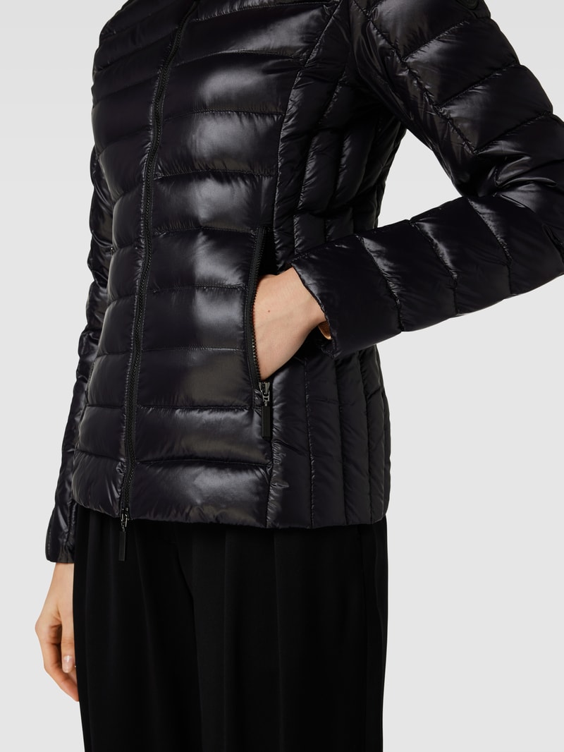 Daunenjacke mit Steppnähten in schwarz