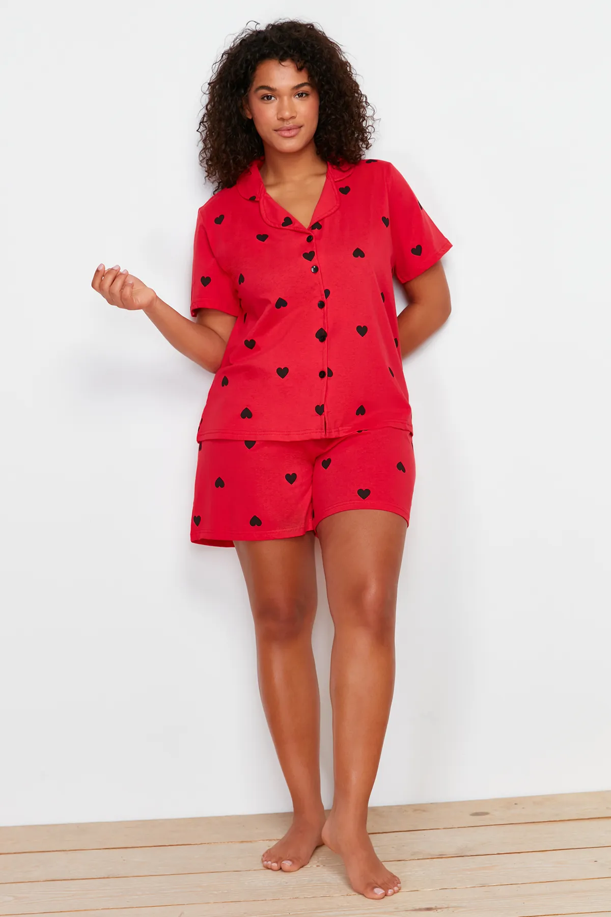 Trendyol Curve  Rotes Pyjama-Set aus Strick mit Herzmuster TBBSS24AI00026
