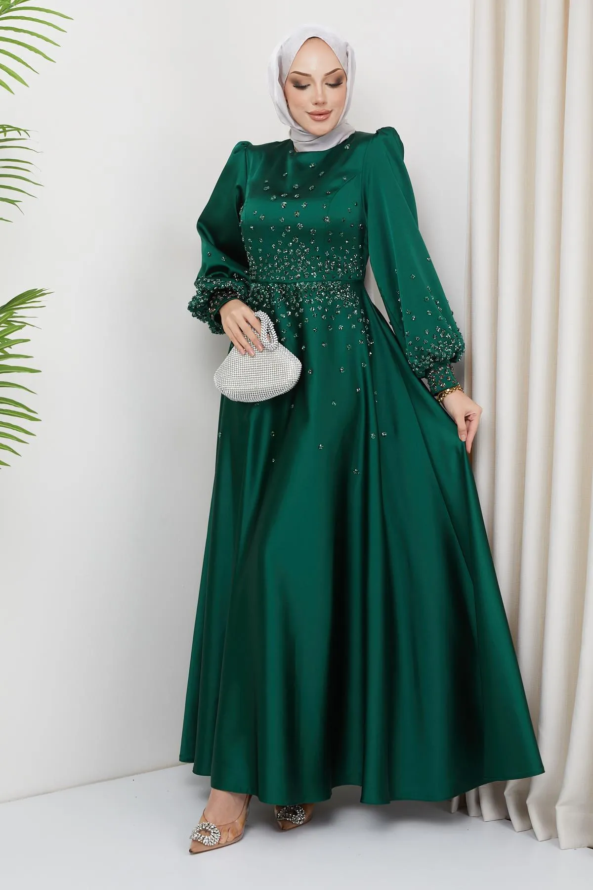 Olcay  Abendkleid aus Satin mit Steindetail vorne und an den Ärmeln GRÜN 1658