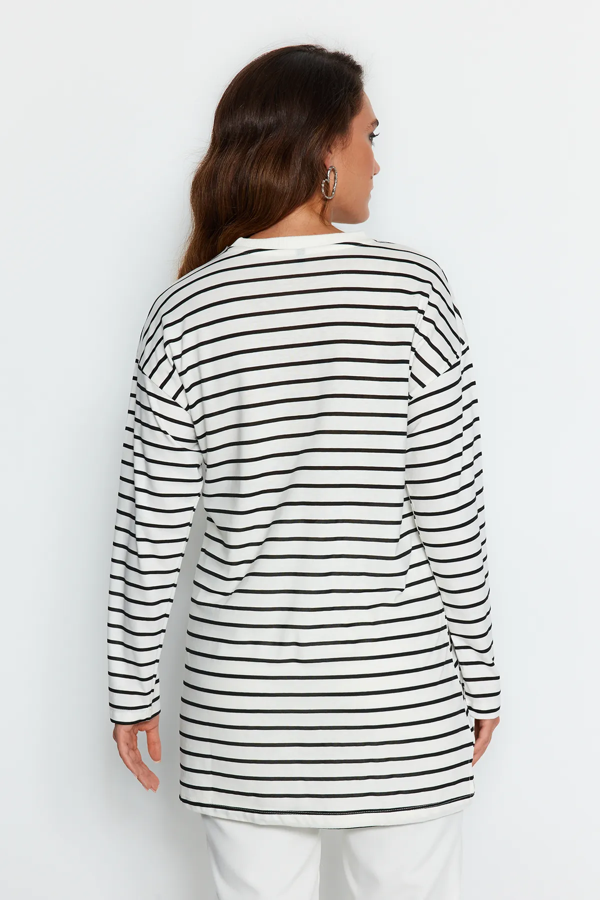 Trendyol Modest  Schwarze gestreifte Stricktunika TCTAW22UK0240