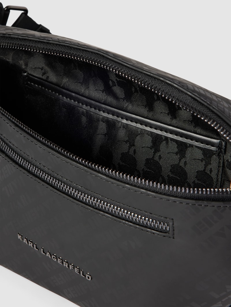 Bauchtasche mit Label-Detail in schwarz