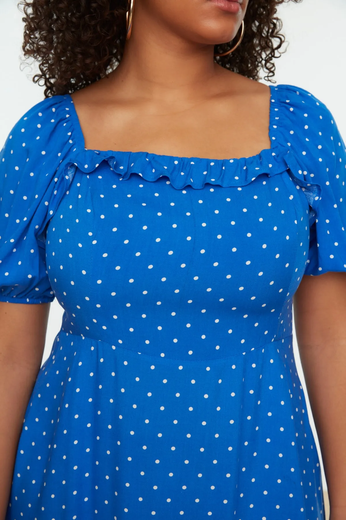 Trendyol Curve  Blaues, gepunktetes Webkleid TBSSS22EL1712