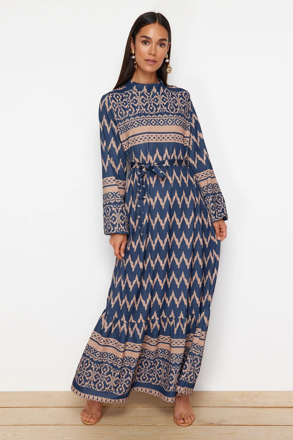 Trendyol Modest  Marineblaues gemustertes Kleid aus Viskosegewebe mit Gürtel TCTSS24EB00258