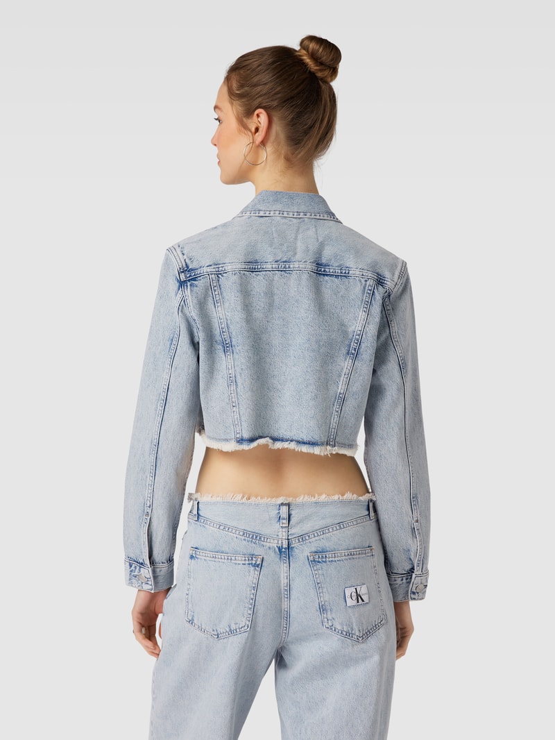 Cropped Jeansjacke mit ausgefranstem Saum in hellblau