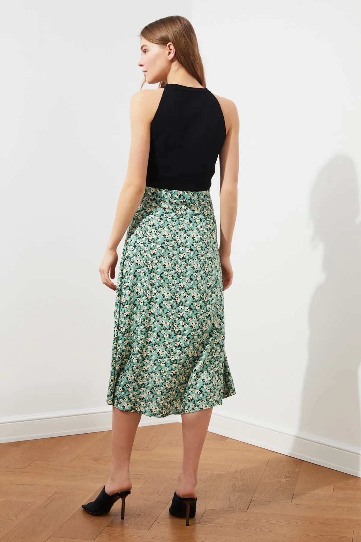 Trendyol Collection  Grüner gewebter Midirock aus Viskosestoff mit Schlitzdetail und Blumenmuster TWOSS20ET0230