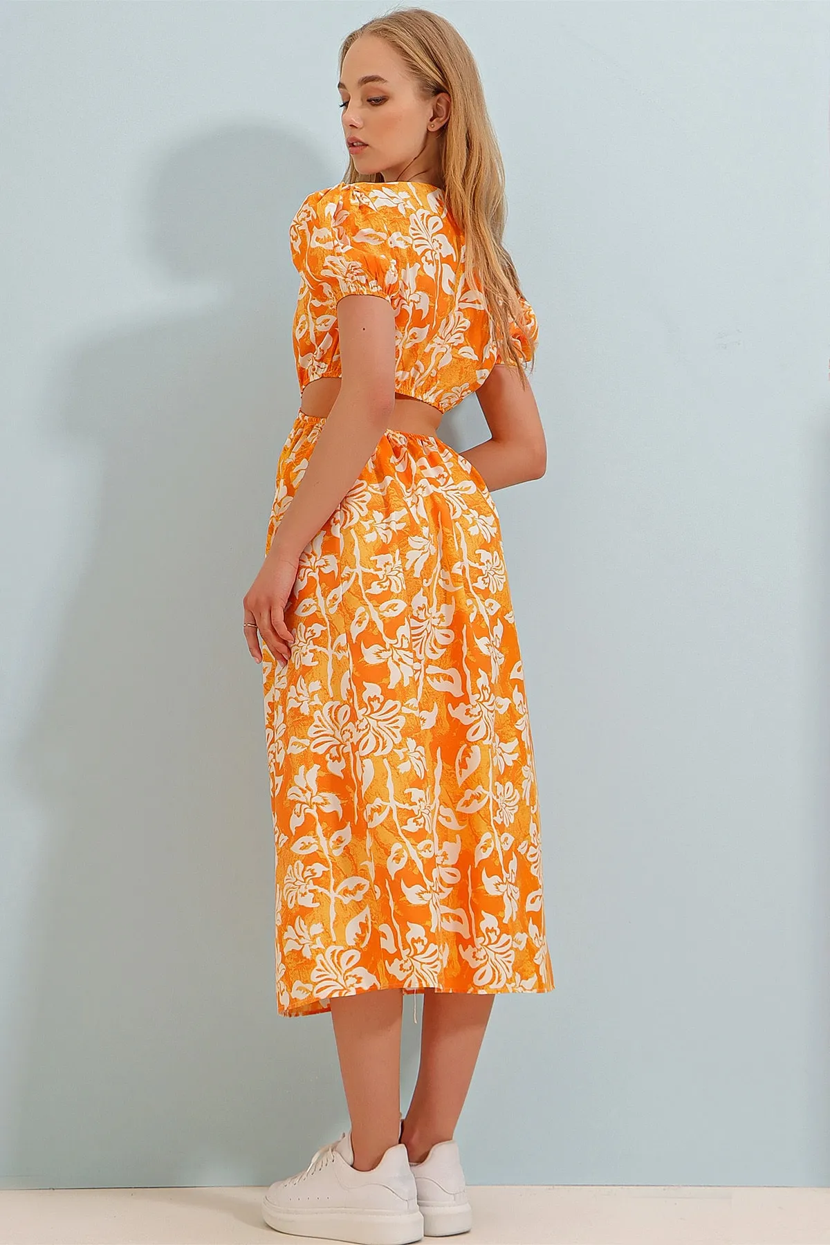 Trend Alaçatı Stili  Orangefarbenes Damen-Popelinekleid mit V-Ausschnitt und Prinzessinnenärmeln und tiefem Ausschnitt mit Blumenmuster in Midi-Größe ALC-X8579