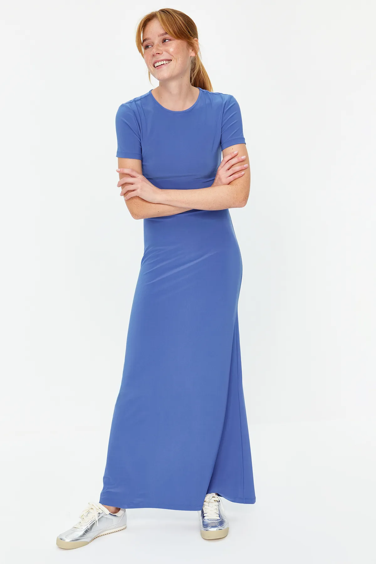 Trendyol Collection  Blaues kurzärmliges, figurbetontes Maxi-Bleistiftkleid mit Rundhalsausschnitt und flexiblem Strick TWOSS24EL00097