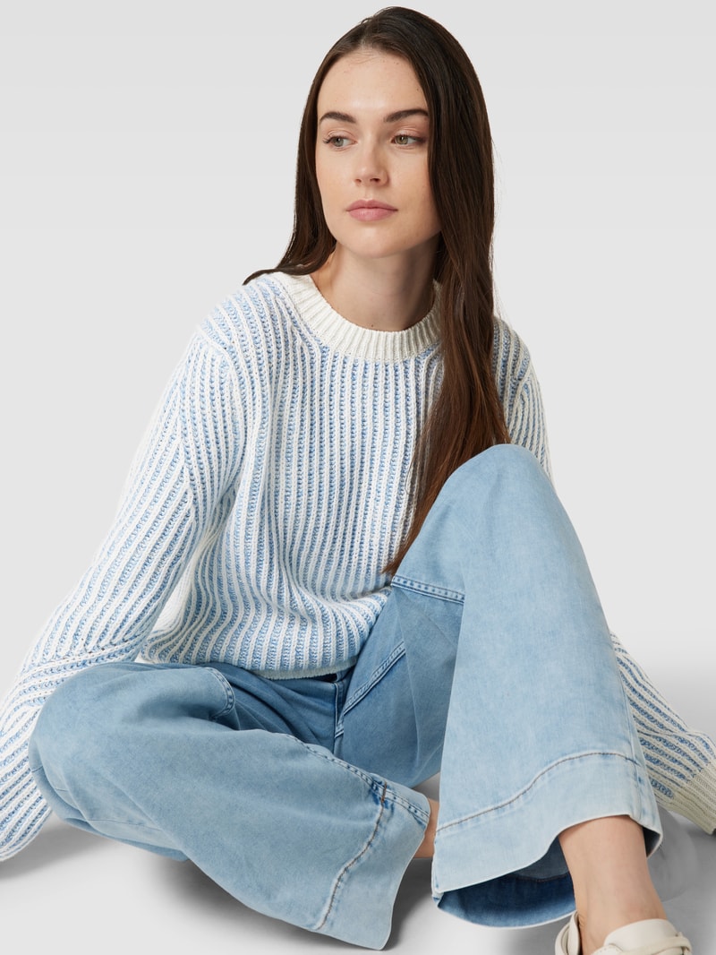 Strickpullover mit Rundhalsausschnitt in hellblau
