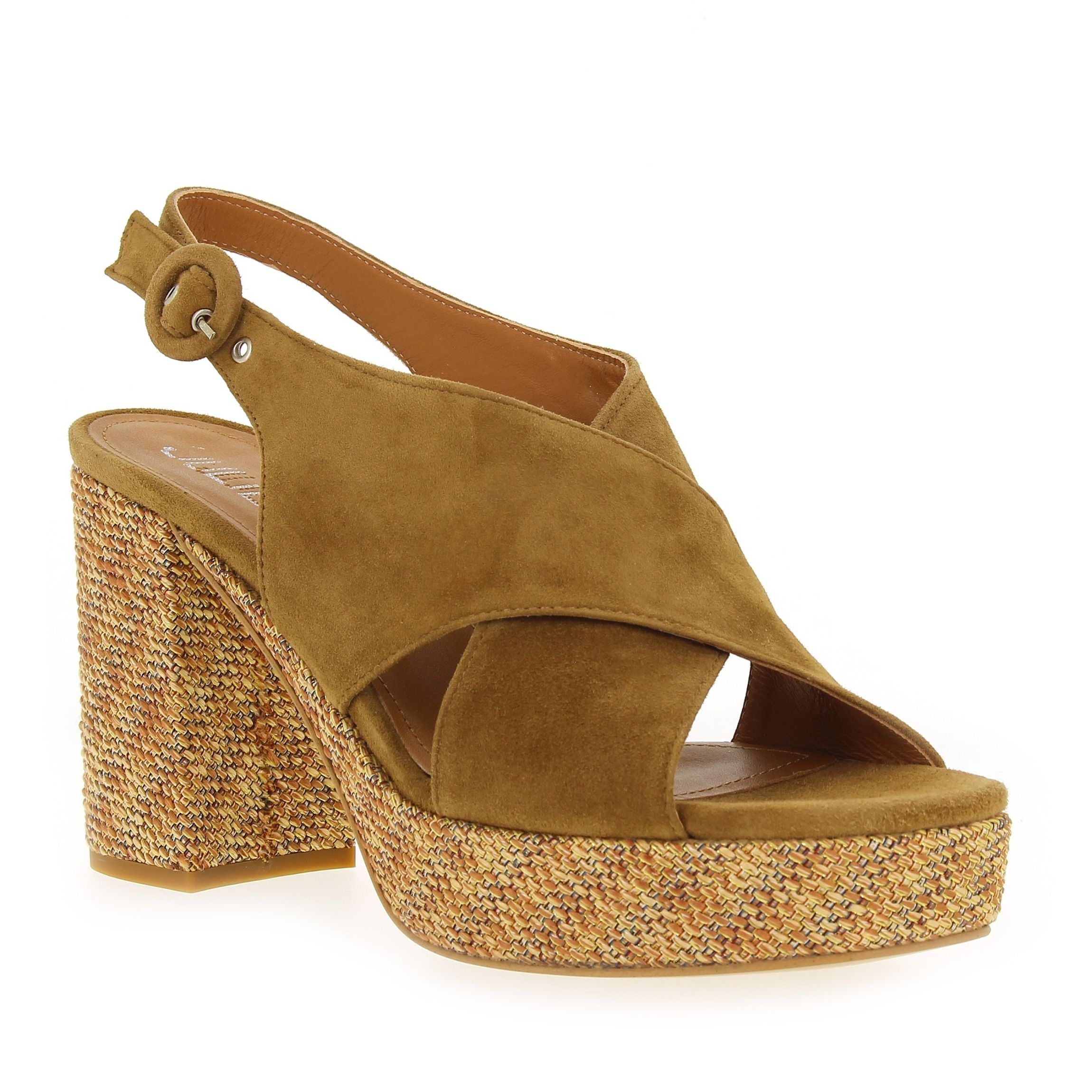Julie Dee  BR 255 - Noisette