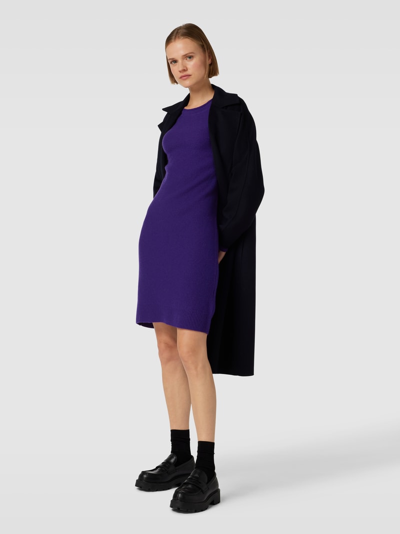 Knielanges Strickkleid mit geripptem Rundhalsausschnitt in purple