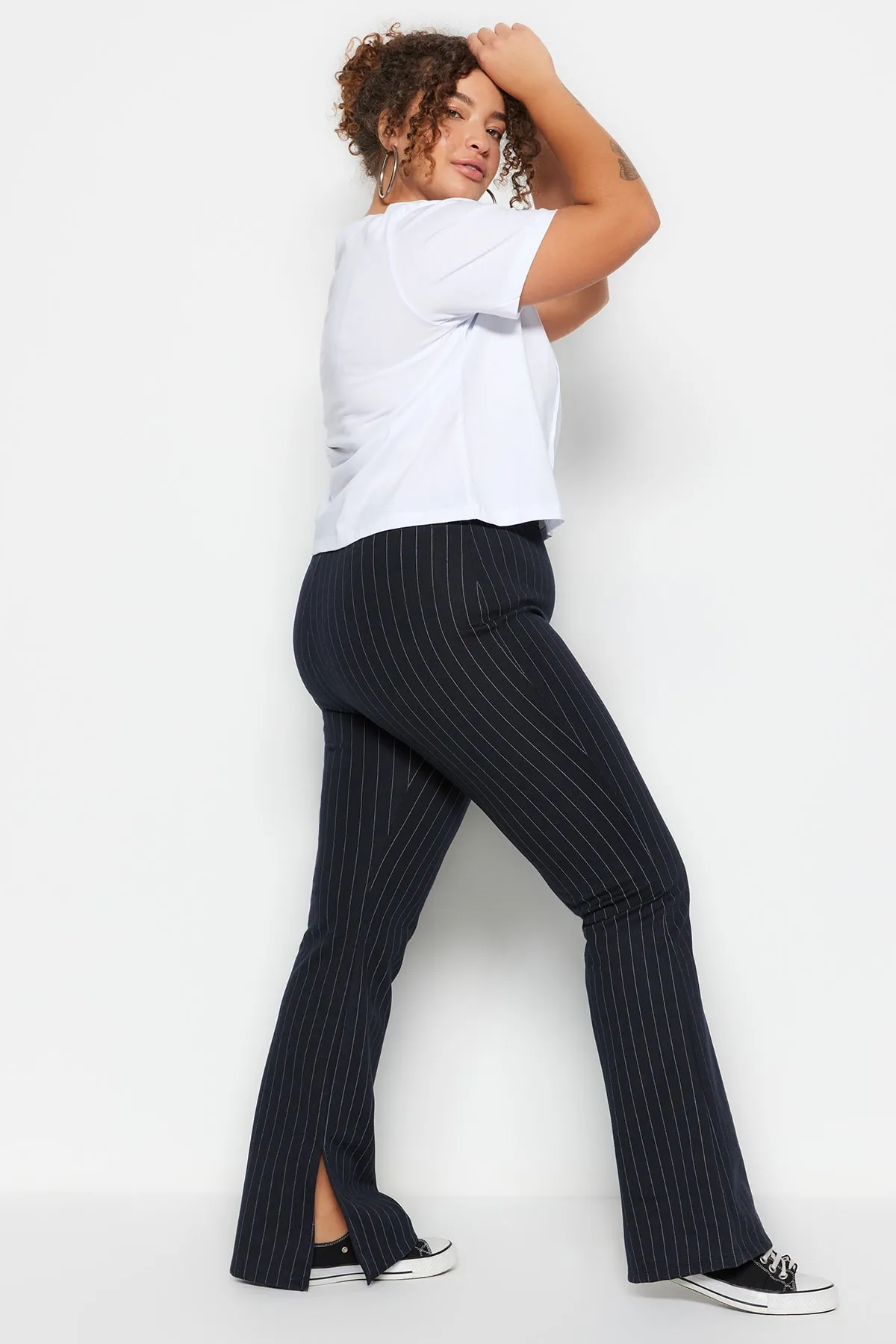 Trendyol Curve  Marineblaue, seitlich geschlitzte spanische Bein-Strick-Leggings-Hose TBSSS23AR00036