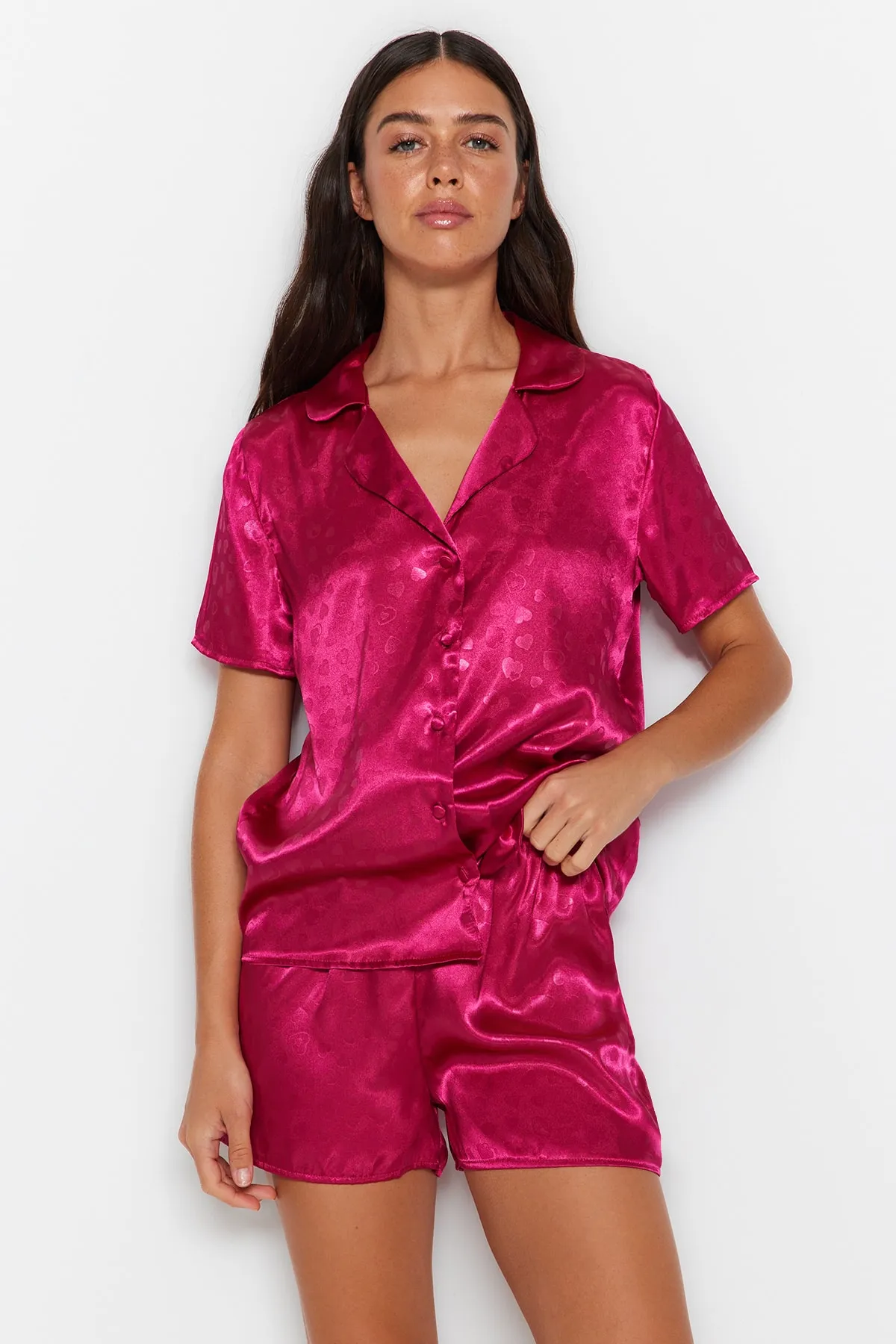Trendyol Collection  Rosa Pyjama-Set aus gewebtem Satin mit Herzen THMSS23PT00237