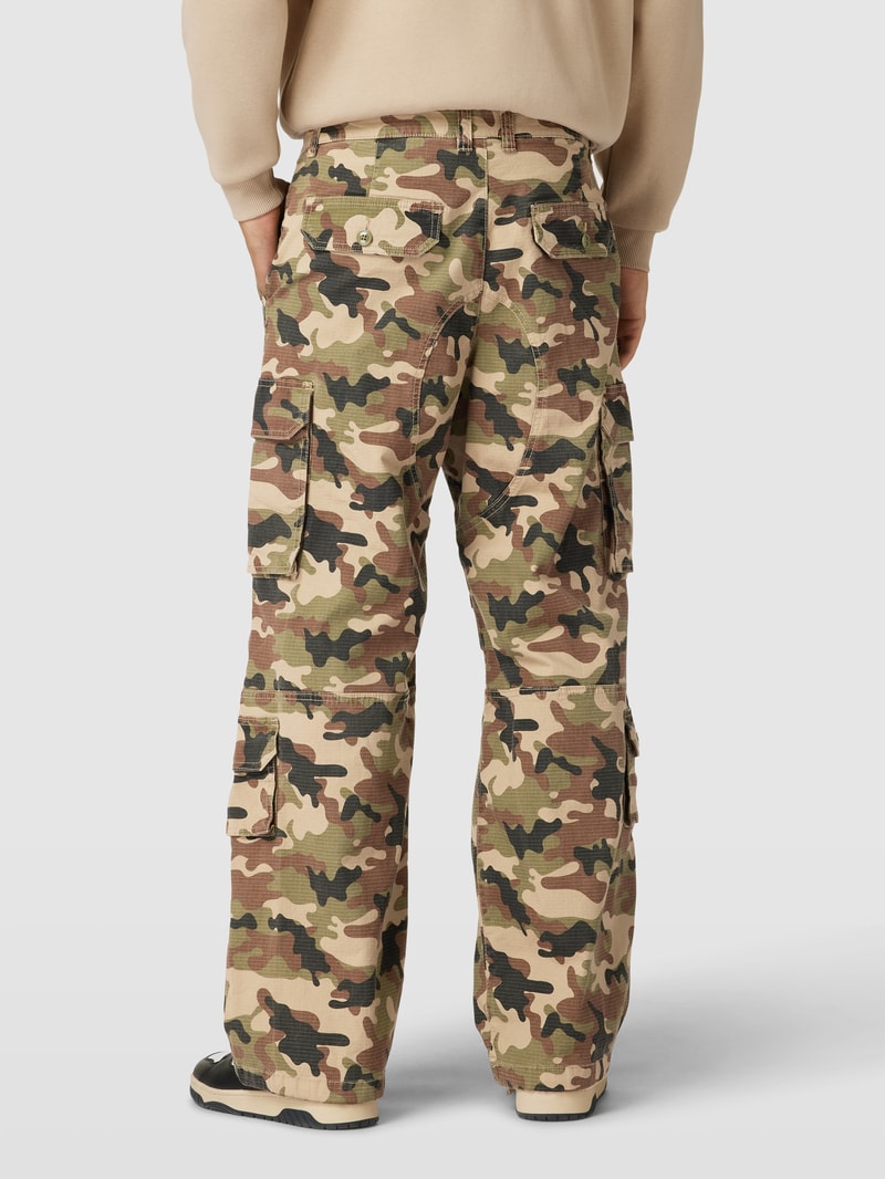 Cargohose mit Camouflage-Muster in olivgrün