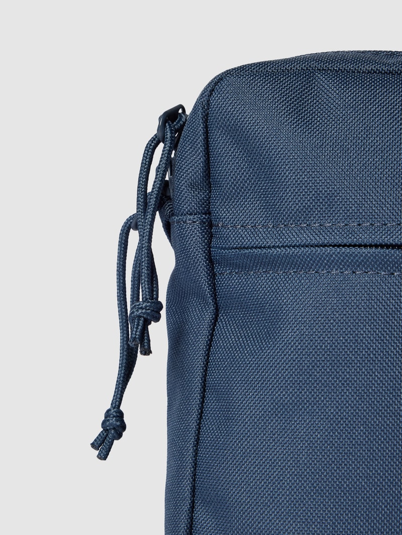 Umhängetasche mit Label-Print in marineblau