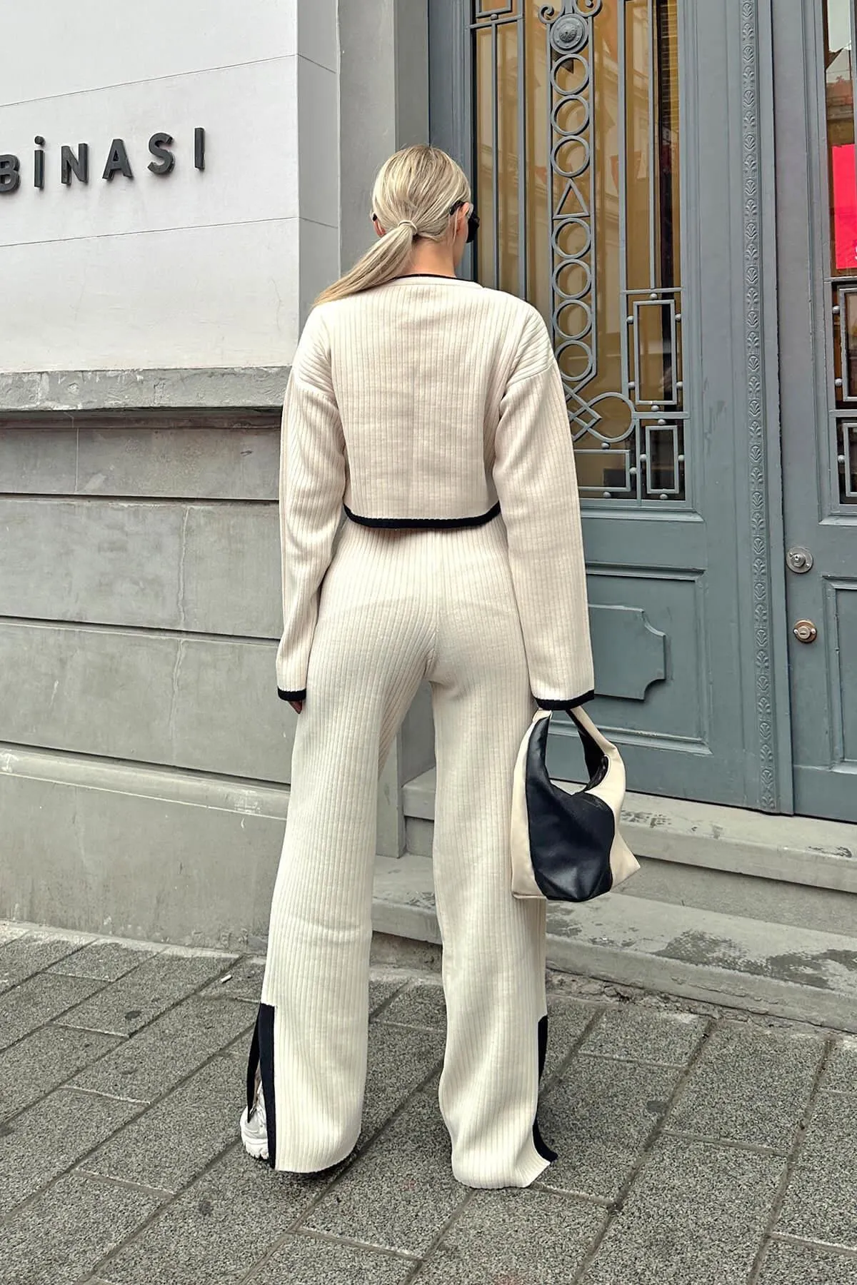 Swist  Beigefarbenes, interstitielles, gestreiftes, geschlitztes Strick-Crop-Hose-Strickwaren-Set mit Unter-Oberteil für Damen