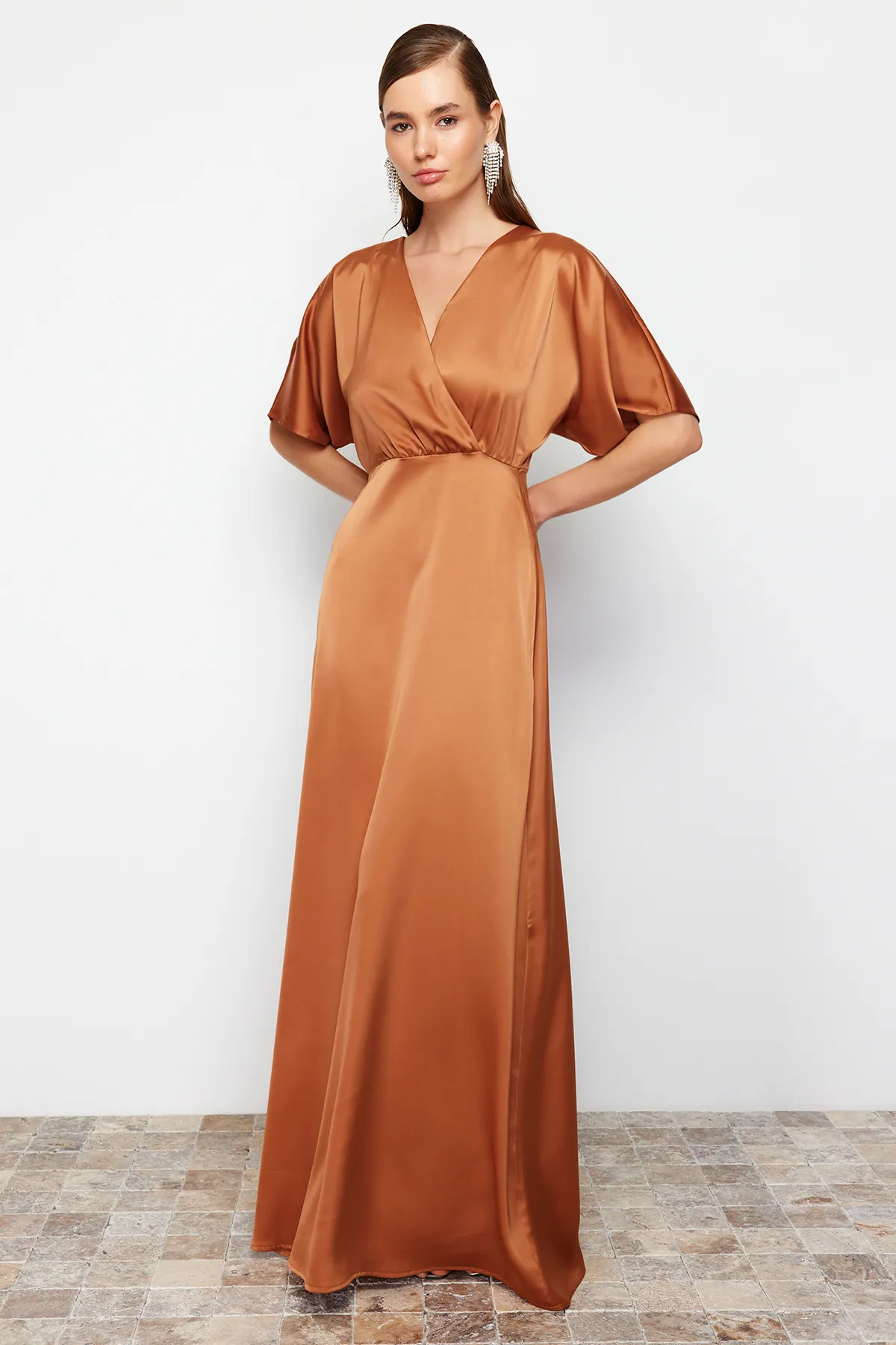 Trendyol Collection  Braunes Abendkleid mit Taillenöffnung/Skater-Webstoff, langes Nachtsatin TPRSS24AE00008