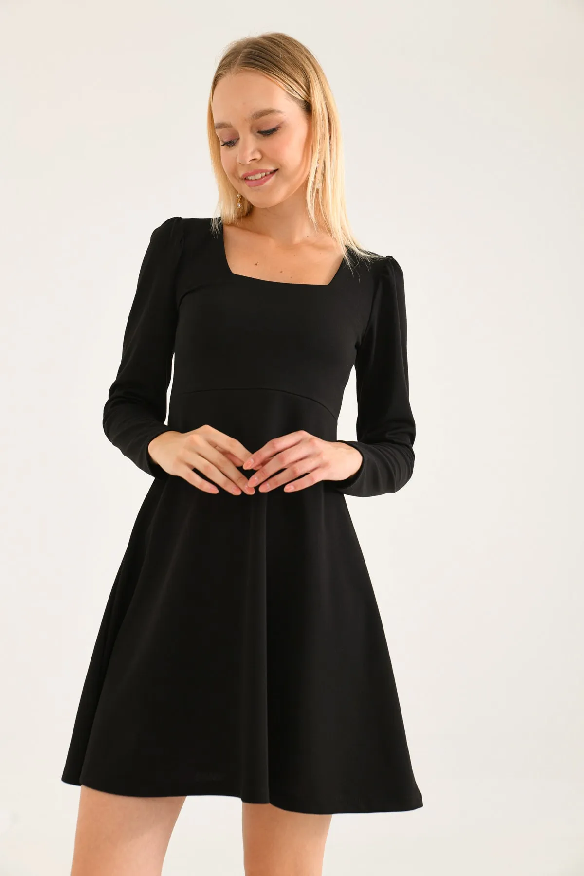 VOLT CLOTHİNG  Damen-Minikleid mit quadratischem Ausschnitt und langen Ärmeln