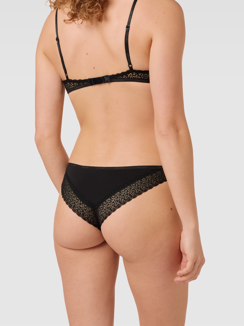String mit Häkelspitze Modell 'FLIRTY' in schwarz